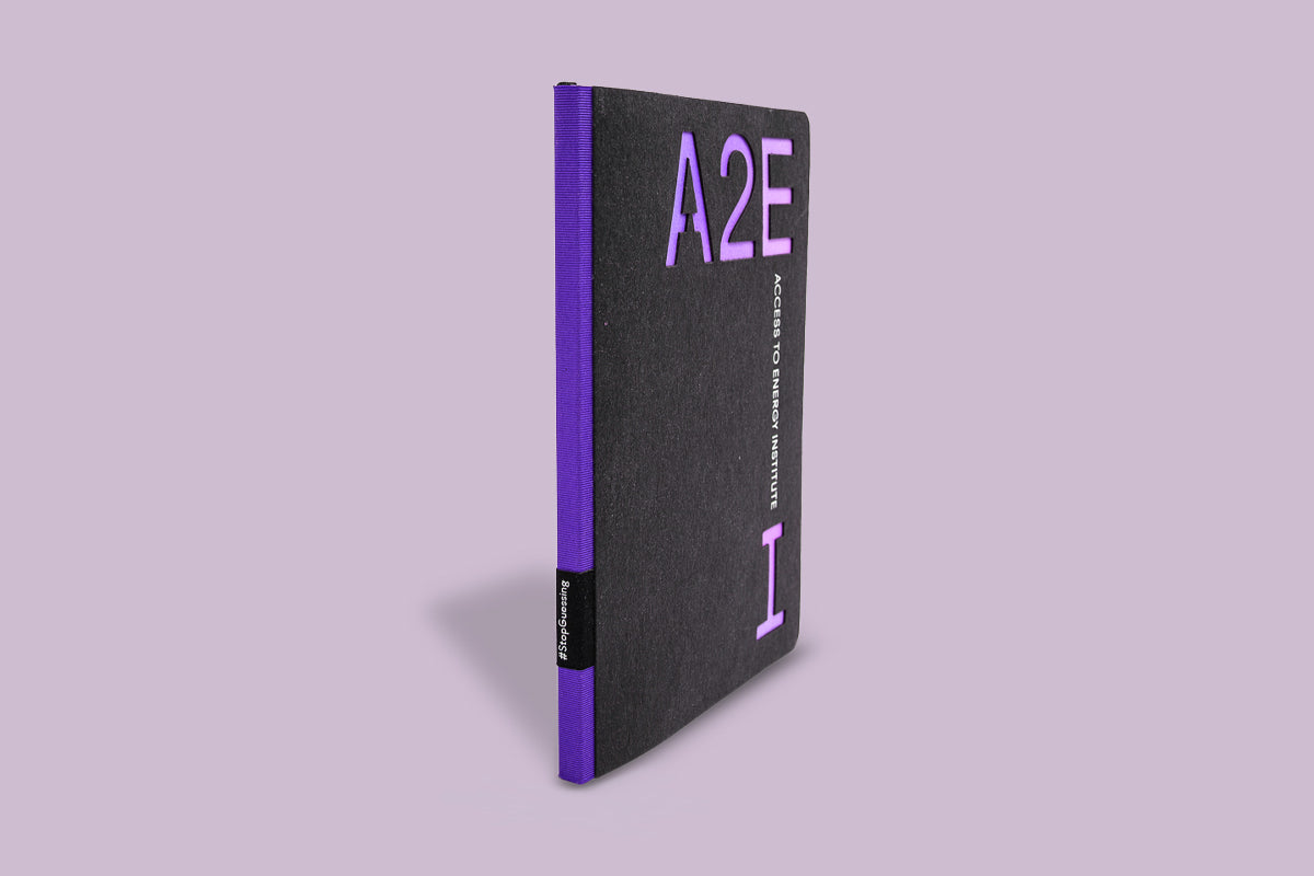 Schwarzes tyyp® Notizbuch mit Logo-Prägung und violettem Buchrücken, hochwertiges Design für Unternehmen