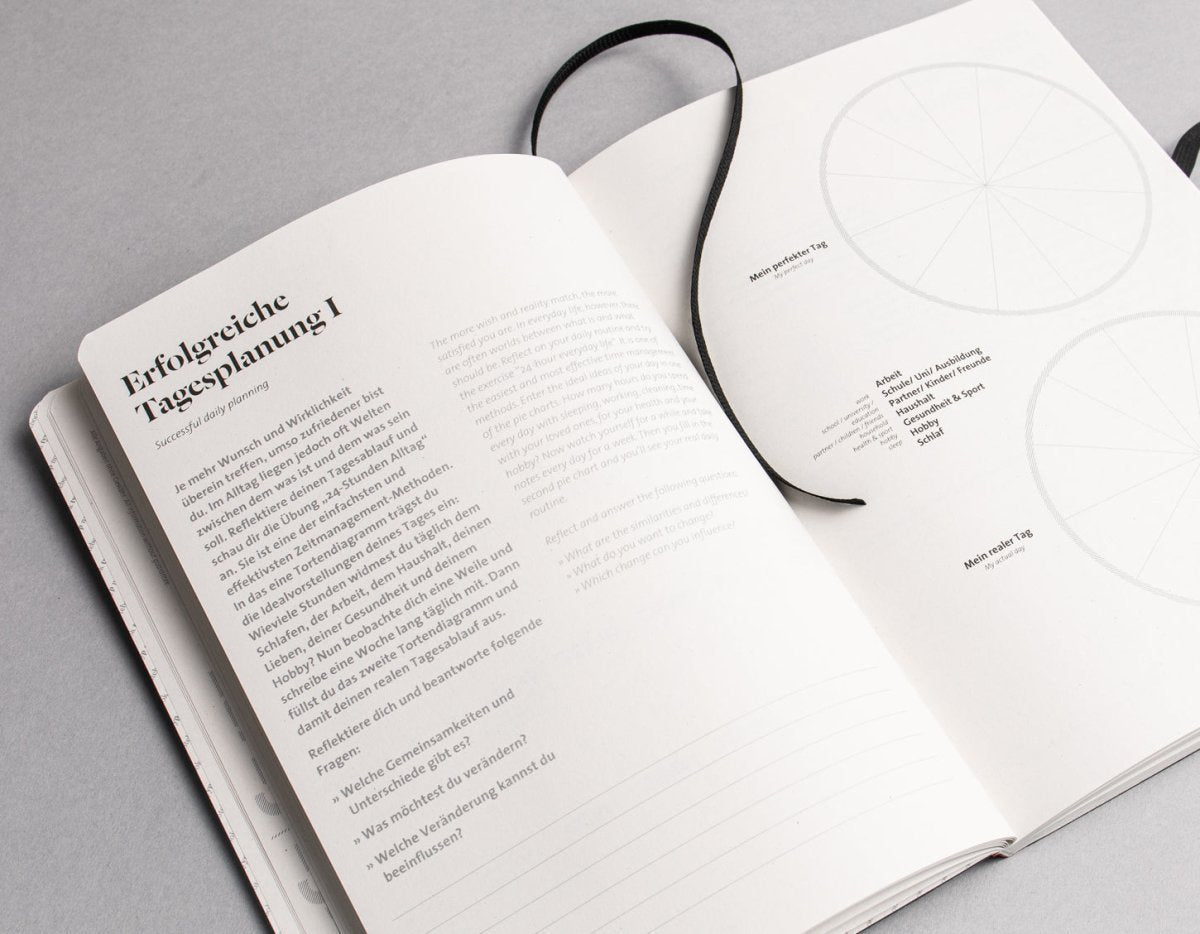 Doppelseite Tagesplanung im Buchkalender 2027 mit Lesezeichenband