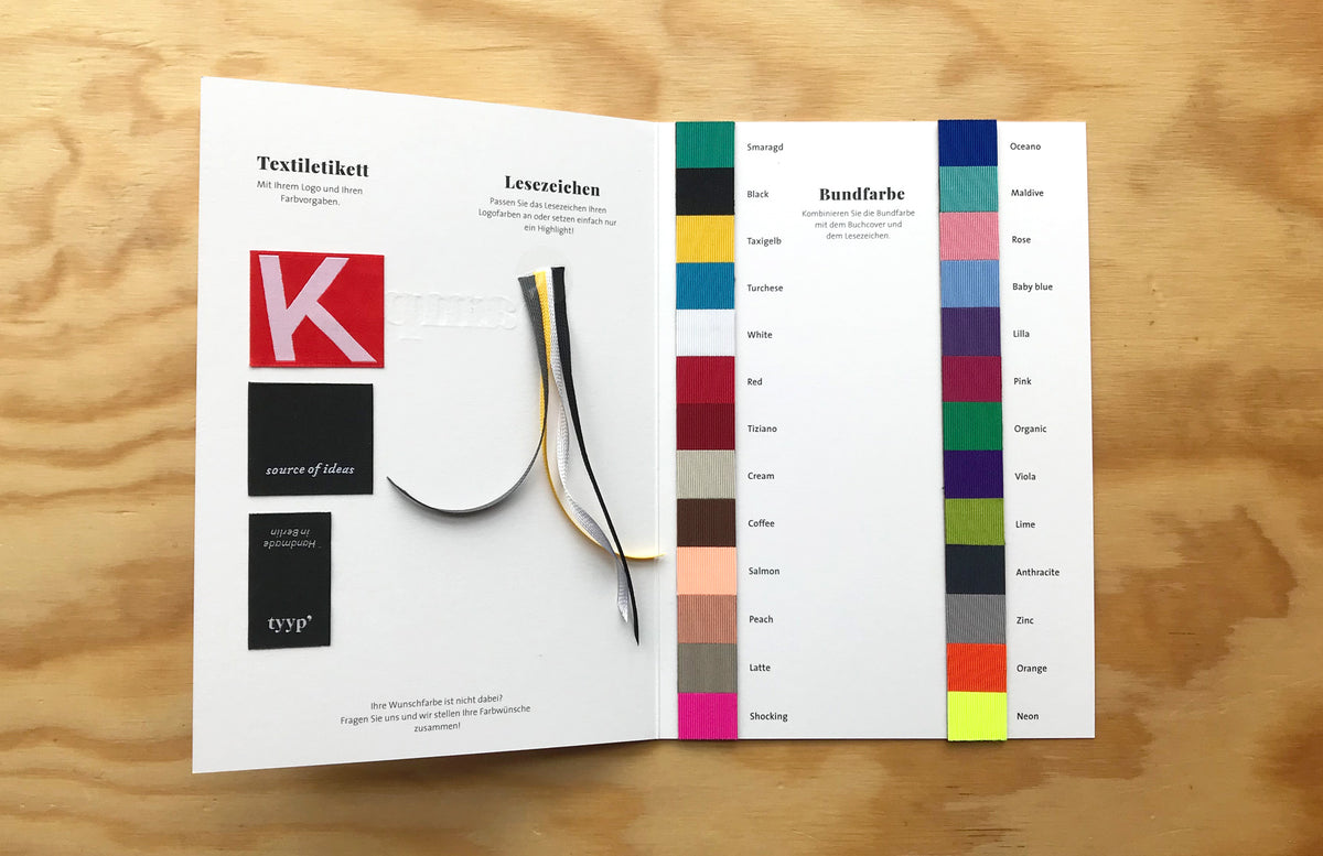 Farbfächer für Bundfarben und Lesezeichenband am Notizbuch mit Logo, Auswahl im Corporate Design