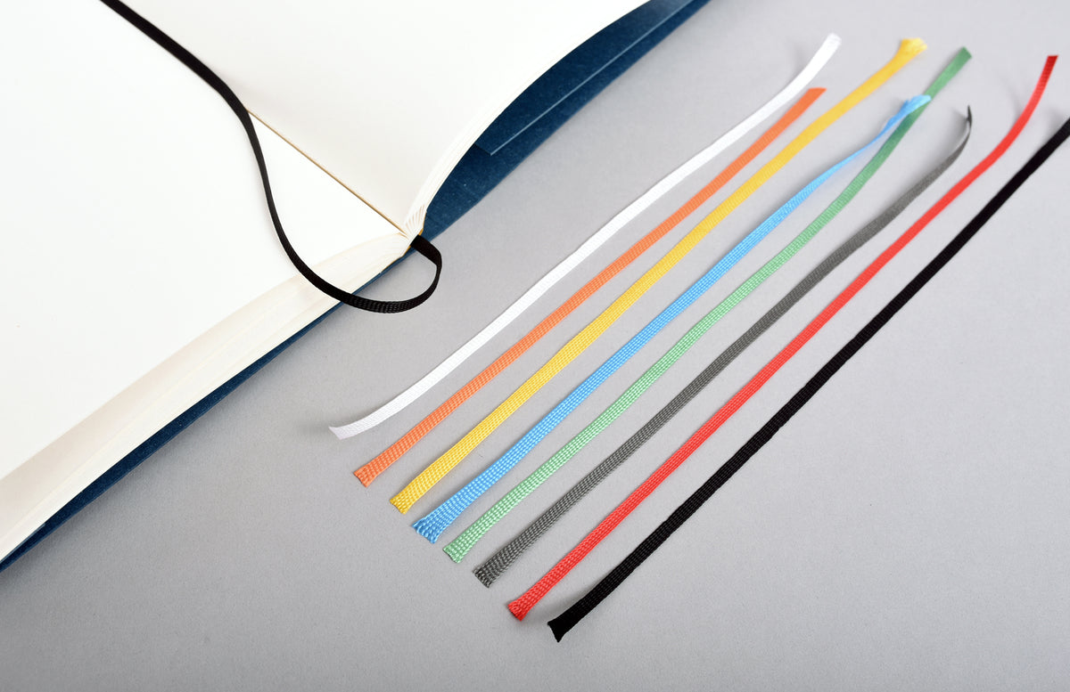 Farbiges Lesezeichenband im Notizbuch, abgestimmt auf Corporate Design Farben