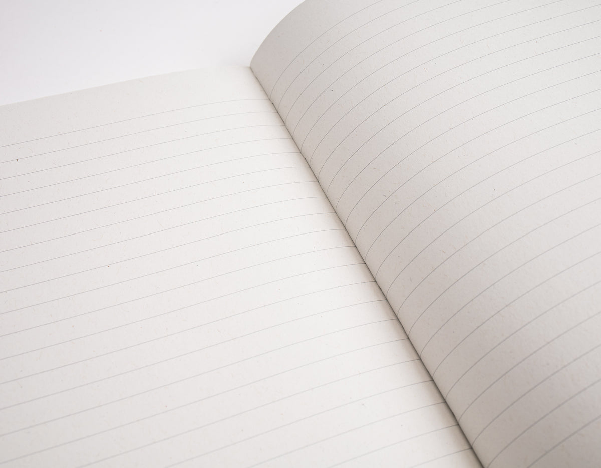 Liniert gestaltete Notizbuch Seiten aus Recyclingpapier für Meetings, Protokolle und Alltag