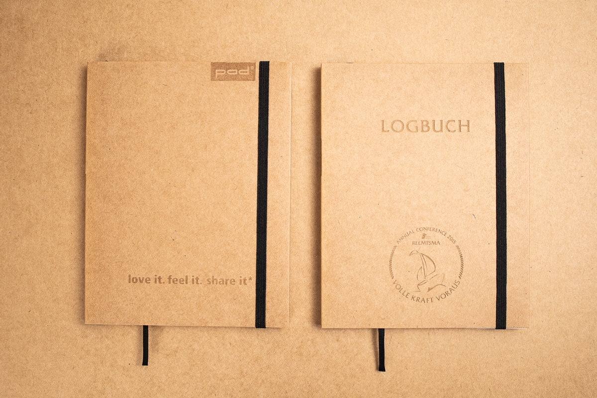 Notizbuch mit Logo Lasergravur auf Naturkarton Cover mit Gummiband