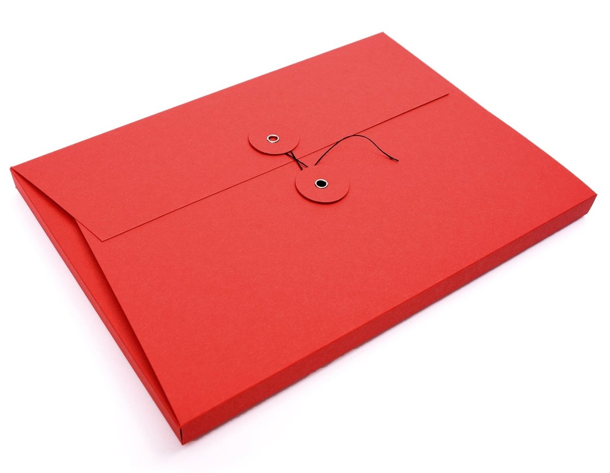 Sammelmappe A4 „Envelope“ in Rot aus Recyclingkarton mit Kordelverschluss und Knopf