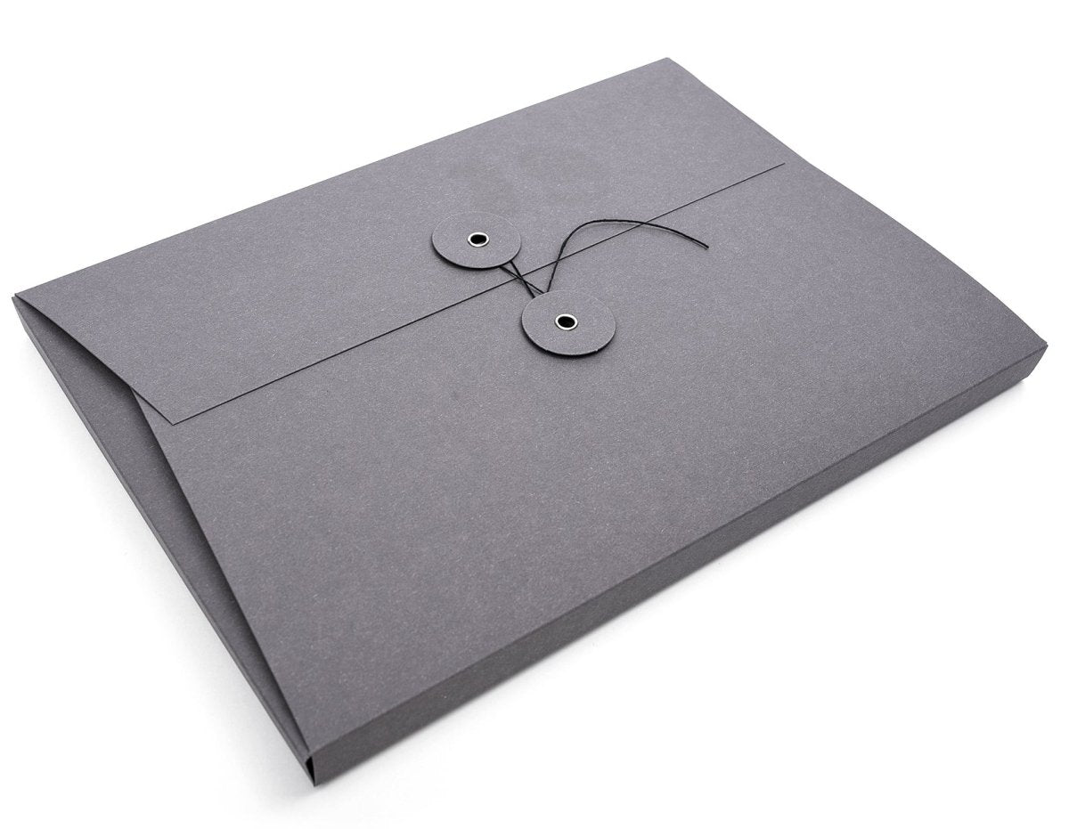 Sammelmappe A4 „Envelope“ in Grau aus Recyclingkarton mit Kordelverschluss und Knopf
