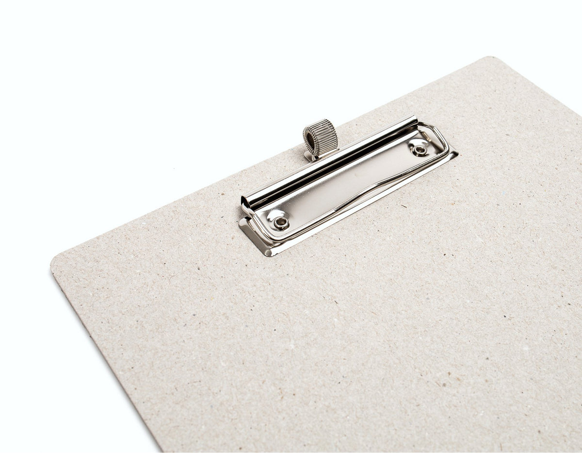 Deatil Klemmbrett A4 aus grauer Recyclingpappe mit Metallklemme