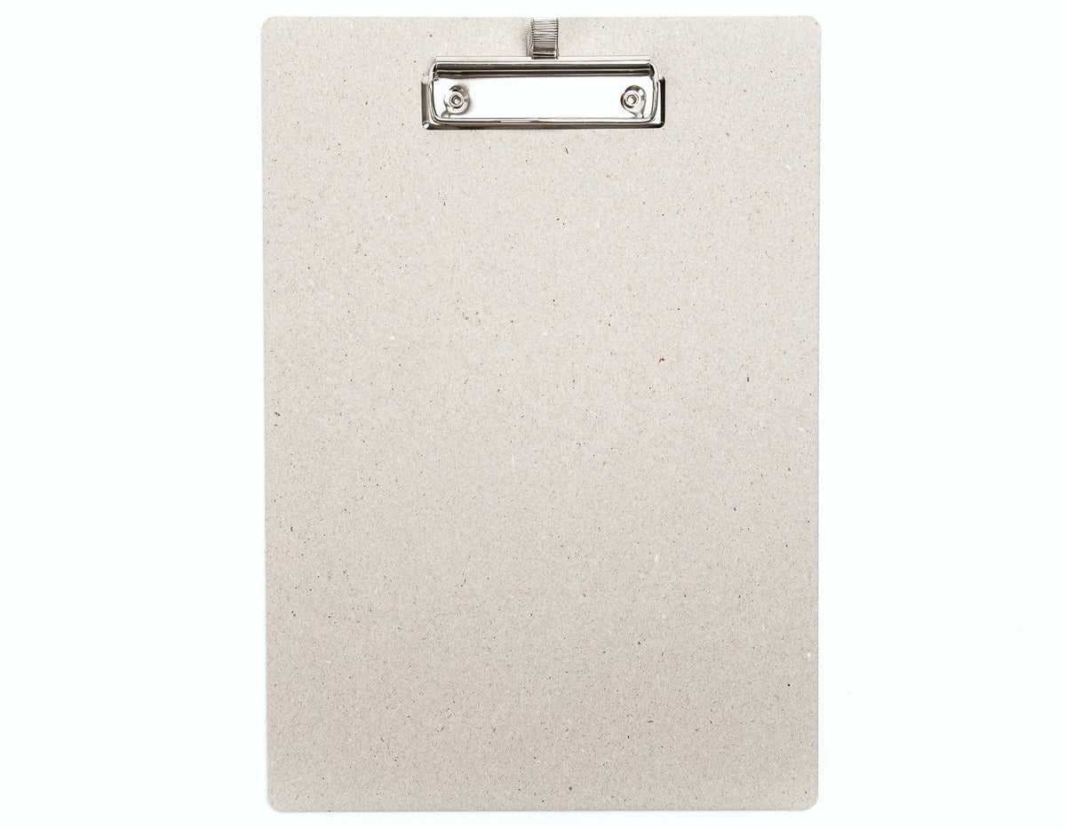 Klemmbrett A4 aus grauer Recyclingpappe mit Metallklemme, minimalistisch