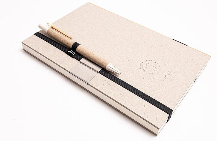 Notizbuch mit Stift und Stifthalter, Gummiband hält Stift am Buch, minimalistisch