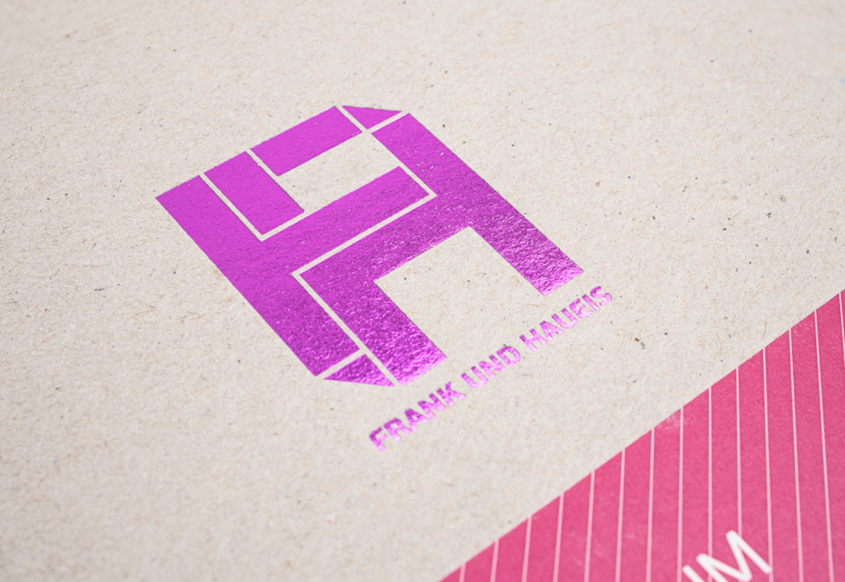 Folienprägung in Farbe auf Recyclingkarton Einband, Logo mit Heißfolie veredelt