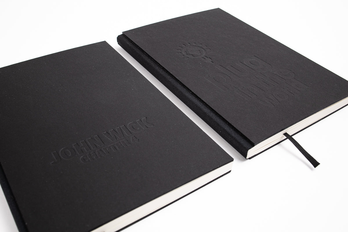 Notizbuch mit Blindprägung des Logos auf schwarzem Recyclingkarton Cover