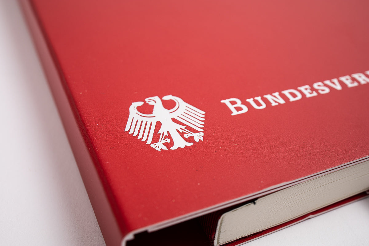 Farbprägung in Weiß auf roter Mappe – sichtbares Logo als hochwertige Veredelung