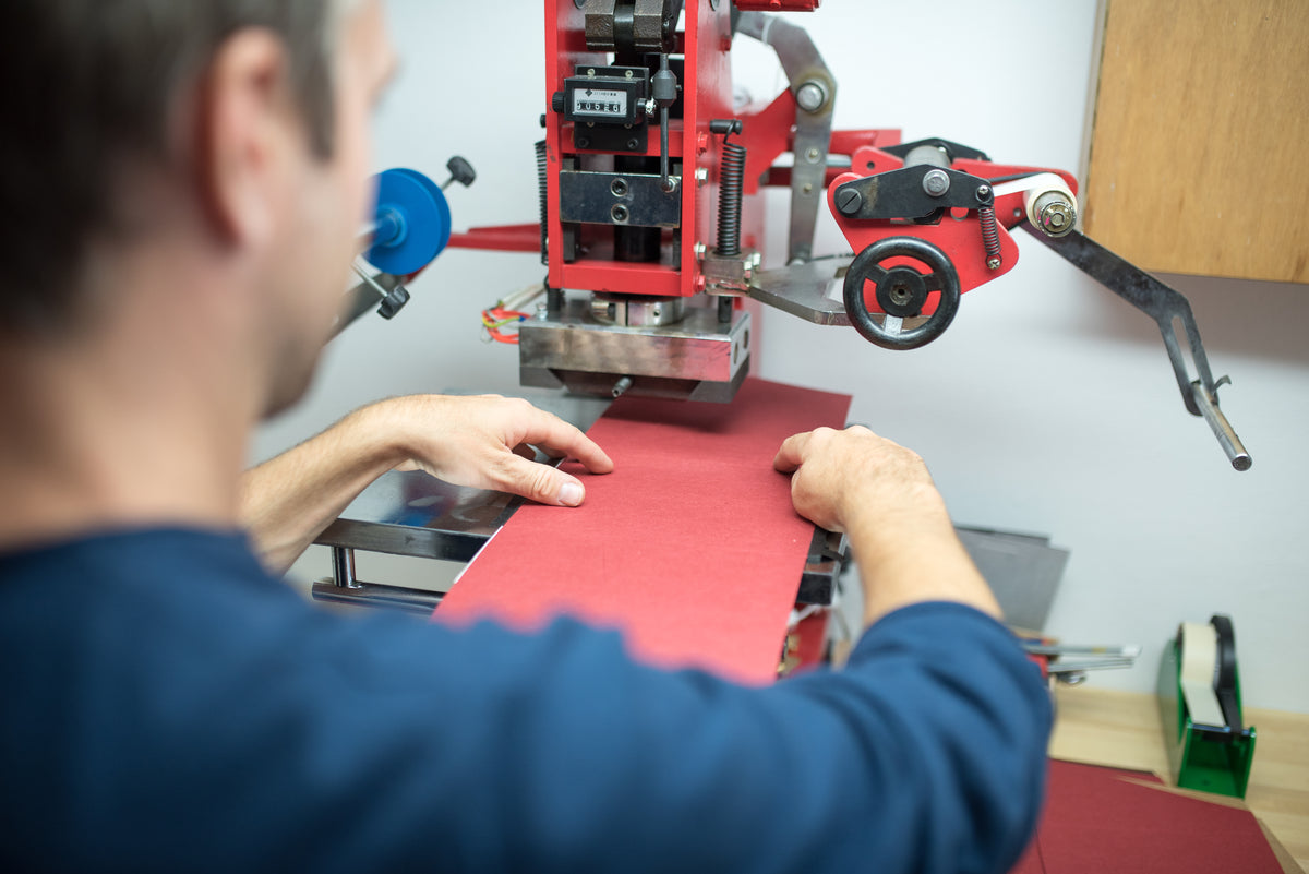 Herstellung von Notizbüchern in der tyyp® Manufaktur – handgefertigt in Deutschland aus Recyclingpapier