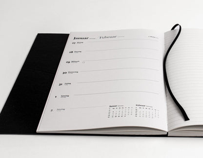 Aufgeschlagener Buchkalender 2027 mit Wochenkalender-Layout