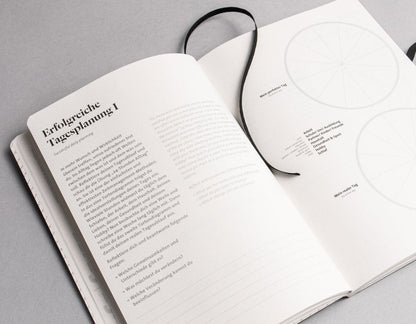 Doppelseite Tagesplanung im Buchkalender 2027 mit Lesezeichenband