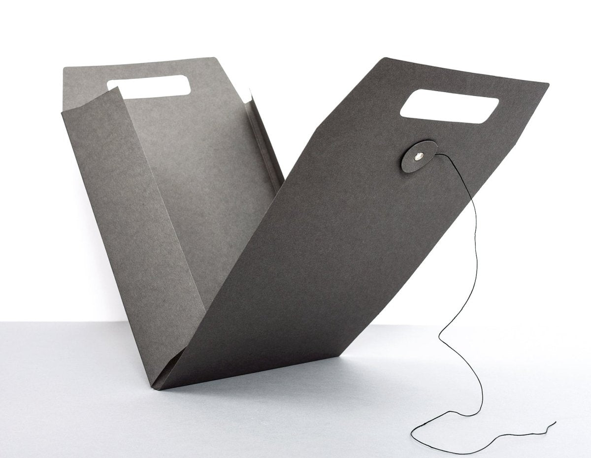 Graue tyyp® Präsentationsmappe aus Recyclingkarton im A4-Format mit Verschluss und Kordel