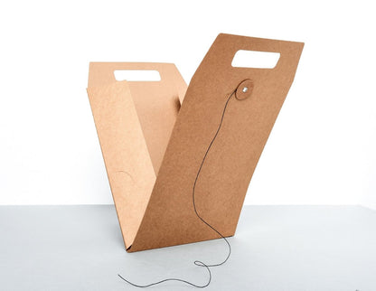 Präsentationsmappe A4 „To Go“ aus Recyclingkarton, naturbraun, stehend, mit Tragegriff