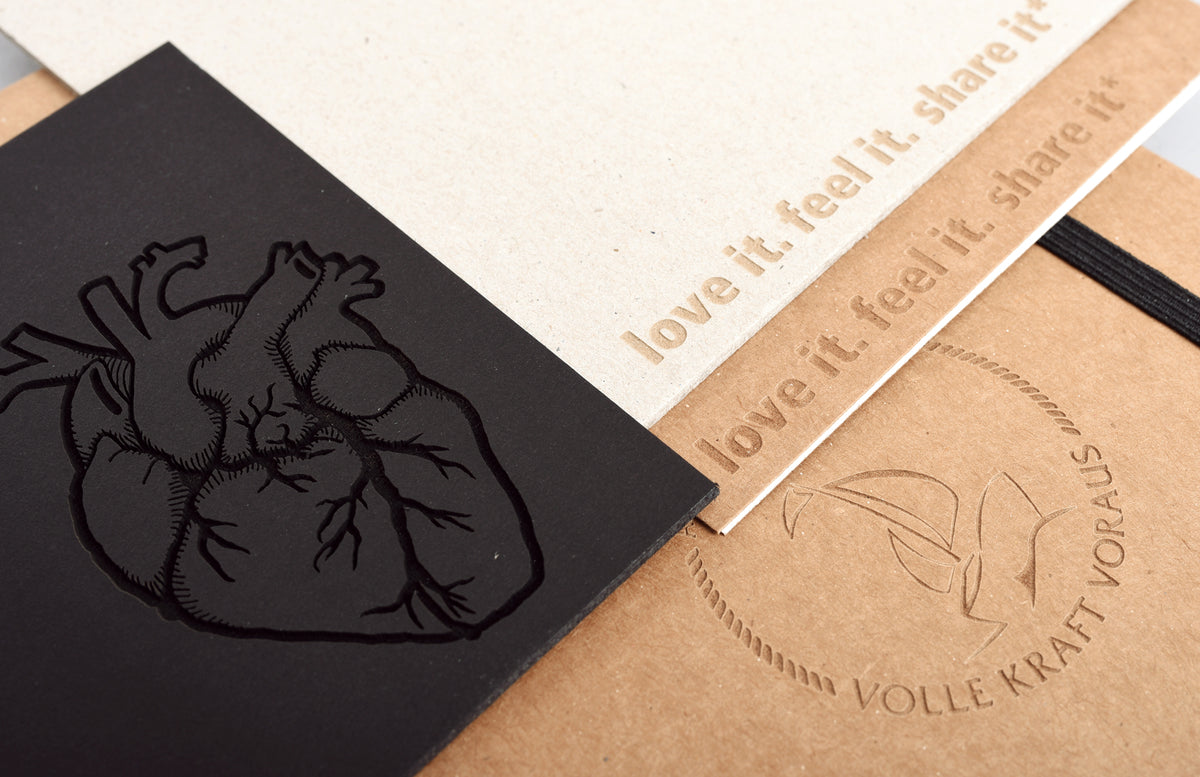 Lasergravur auf Notizbuch Cover, feine Gravur im Material als Logo oder Motiv