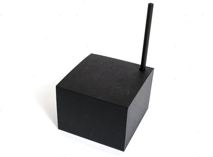 Notizzettel Cube mit Stiftehalter, schwarzer Zettelblock auf weißem Hintergrund
