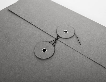 Kordelverschluss mit zwei Knöpfen, Sammelmappe A4 „Envelope“ in Grau, Detailansicht