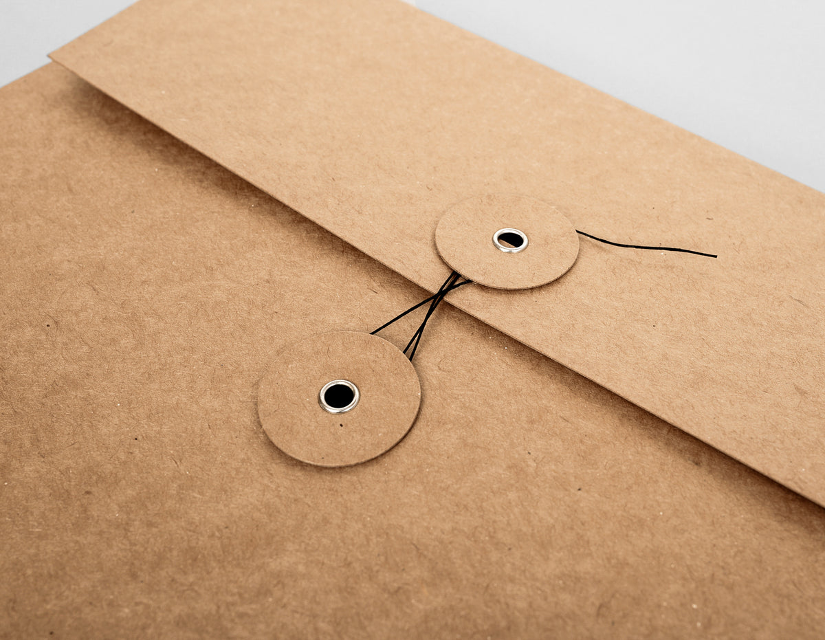 Detailaufnahme einer Sammelmappe aus Recyclingkarton mit Schnur- und Scheibenverschluss