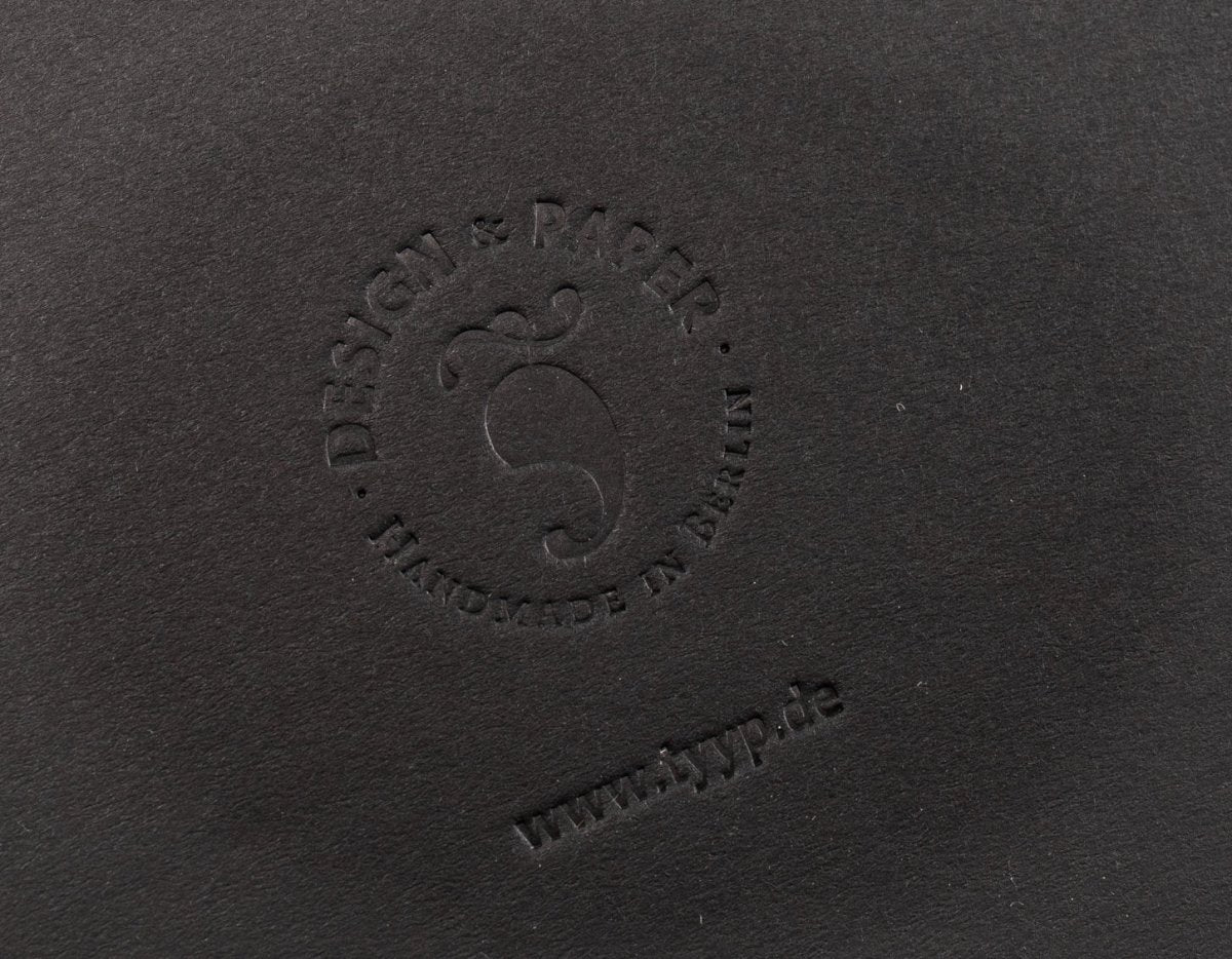 Blindprägung Detail auf der Sammelmappe A4 „Envelope“ Schwarz, dezente Logo-Prägung möglich