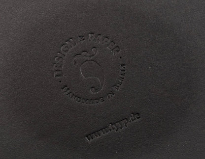 Blindprägung Detail auf der Sammelmappe A4 „Envelope“ Schwarz, dezente Logo-Prägung möglich