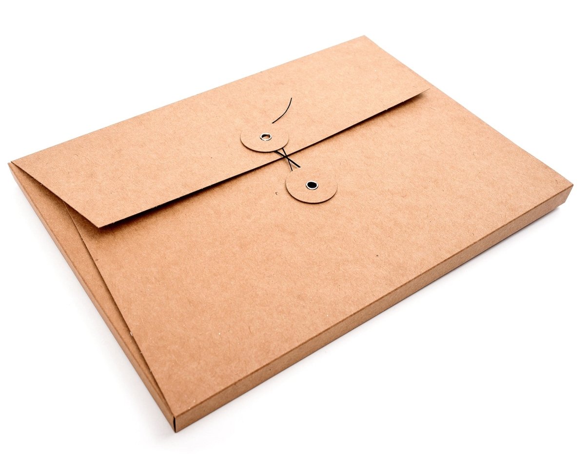 Sammelmappe A4 „Envelope“ in Craft NAtur-Design aus Recyclingkarton mit Kordelverschluss und Knopf