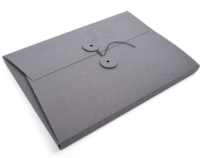 Sammelmappe A4 „Envelope“ in Grau aus Recyclingkarton mit Kordelverschluss und Knopf