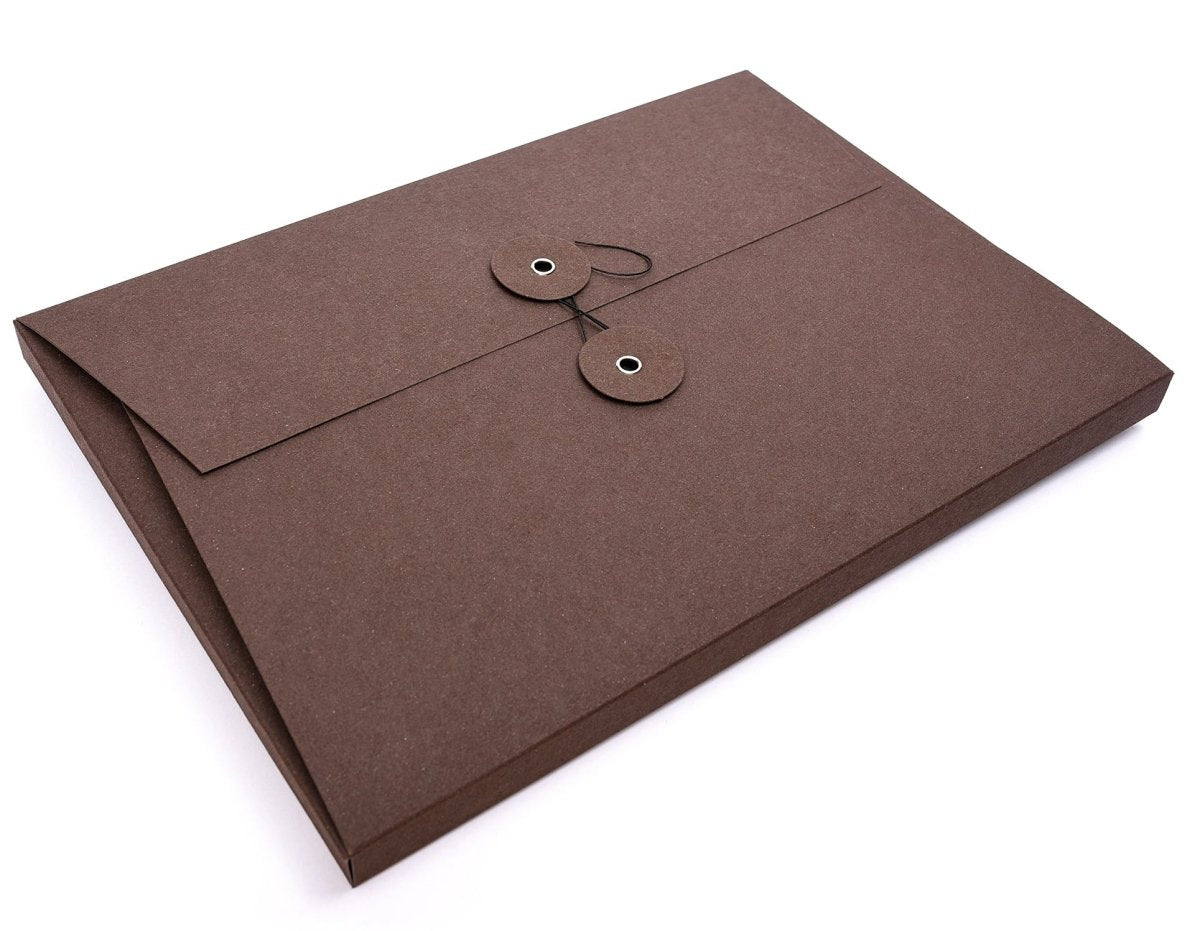 Sammelmappe A4 „Envelope“ in Braun aus Recyclingkarton mit Kordelverschluss und Knopf