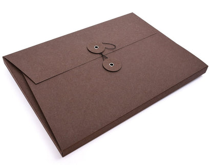 Sammelmappe A4 „Envelope“ in Braun aus Recyclingkarton mit Kordelverschluss und Knopf