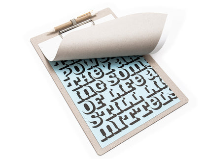Klemmbrett A4 aus grauer Recyclingpappe mit Metallklemme mit Beispiel Papier und Stift