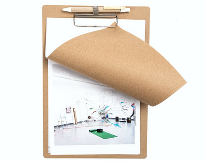 Klemmbrett A4 aus Pappe Natur-Design Craft braun mit Metallklemme, minimalistisch mit Papier und Stift