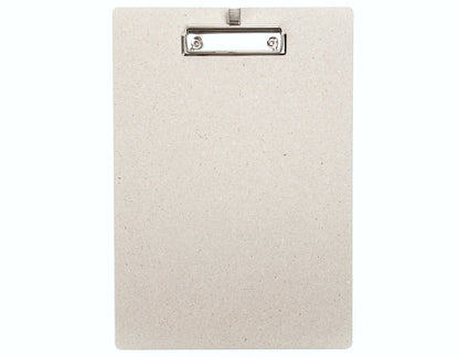 Klemmbrett A4 aus grauer Recyclingpappe mit Metallklemme, minimalistisch