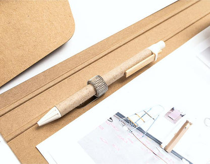 Offene Klemmmappe A4 mit Dokumenten, Klemme hält Papier, Tasche für lose Blätter