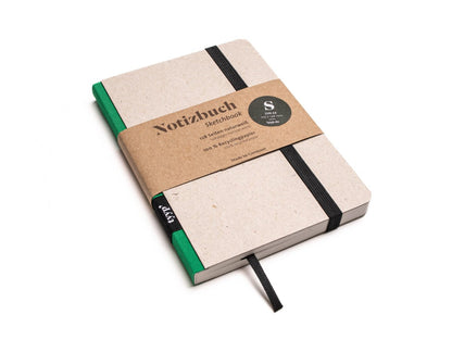 Notizbuch A6 „Klassik“ blanko, Abreißperforation, Einband Recyclingkarton Grau | Bundfarbe: Gruen