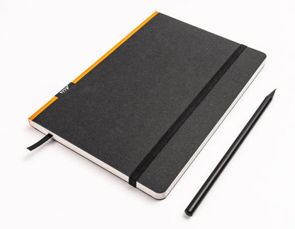 Notizbuch A5 „Klassik“ dotted mit Gummiband, schwarzer Einband, mit Stift daneben