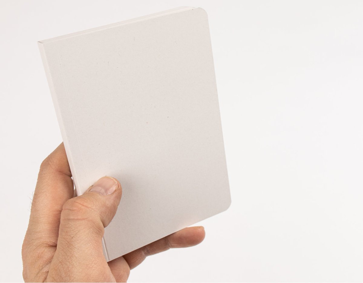 A6 Softcover Notizbuch in der Hand, handliches Format für unterwegs, blanko