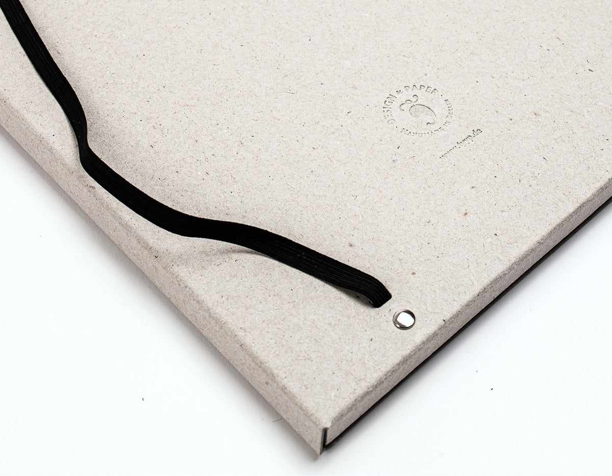 Rückseite Sammelmappe A4 „Urban“ aus Recyclingkarton, Gummibandführung und Metallöse im Detail Grau