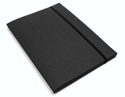 Sammelmappe A4 „Urban“ aus Recyclingkarton, schwarz, mit Gummibandverschluss, minimalistisch